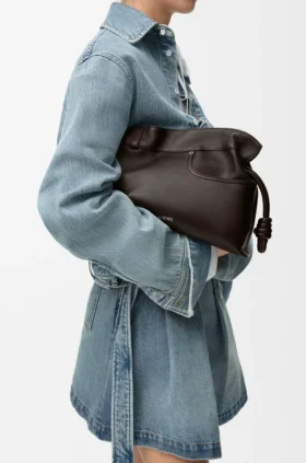 Panta Medium Flamenco-clutch i skinnende kalveskinn