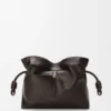 Panta Medium Flamenco-clutch i skinnende kalveskinn