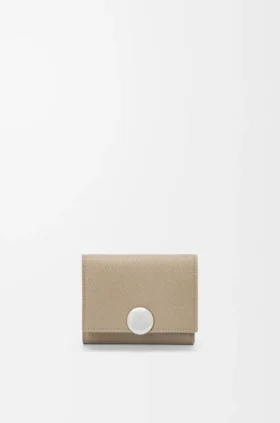 Pebble-lommebok med tre folder i kalveskinn med Pebble-struktur