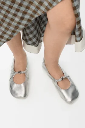 Pebble myk ballerina i laminert nappa-lammeskinn
