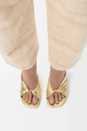 Pebble Soft Slide i laminert lammeskinn