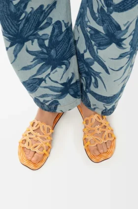 Petal Anagram-sandaler i brodert lerret