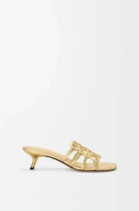 Petal Anagram-sandaler i laminert lammeskinn