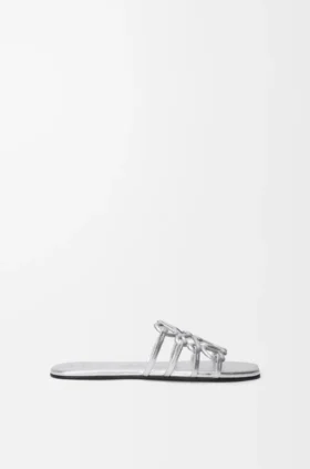Petal Anagram-sandaler i laminert lammeskinn