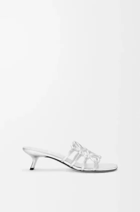 Petal Anagram-sandaler i laminert lammeskinn