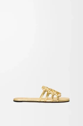 Petal Anagram-sandaler i laminert lammeskinn