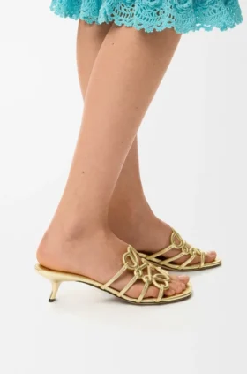 Petal Anagram-sandaler i laminert lammeskinn