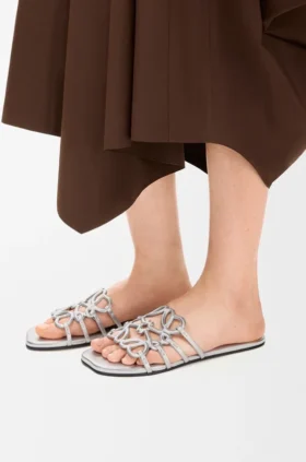 Petal Anagram-sandaler i laminert lammeskinn