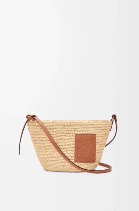Pochette-veske med spalte i raffia og kalveskinn