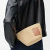 Pochette-veske med spalte i raffia og kalveskinn Pochette-veske med spalte i raffia og kalveskinn