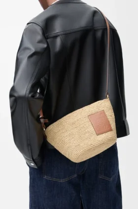 Pochette-veske med spalte i raffia og kalveskinn