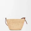 Pochette-veske med spalte i raffia og kalveskinn Pochette-veske med spalte i raffia og kalveskinn