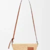 Pochette-veske med spalte i raffia og kalveskinn Pochette-veske med spalte i raffia og kalveskinn