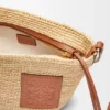 Pochette-veske med spalte i raffia og kalveskinn Pochette-veske med spalte i raffia og kalveskinn