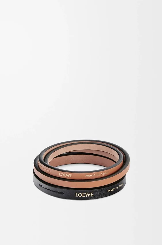 Sett med to armbånd i klassisk kalveskinn Sett med to armbånd i klassisk kalveskinn