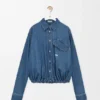 Skjorte med belte i denim Skjorte med belte i denim