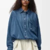 Skjorte med belte i denim Skjorte med belte i denim