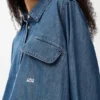 Skjorte med belte i denim Skjorte med belte i denim