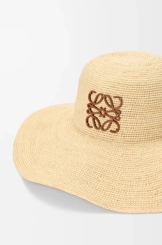 Solhatt i raffia og kalveskinn Solhatt i raffia og kalveskinn