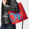 Stor Bilbao-bøtteveske med overdimensionert logo i glatt kalveskinn Stor Bilbao-bøtteveske med overdimensionert logo i glatt kalveskinn