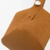 Stor Pebble Bucket-veske i kalveskinn i semsket skinn