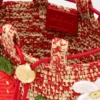 Strawberry-lomme med snøring i klassisk kalveskinn og raffia Strawberry-lomme med snøring i klassisk kalveskinn og raffia