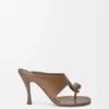 Toggle-sandal i glatt, skinnende kalveskinn Toggle-sandal i glatt, skinnende kalveskinn