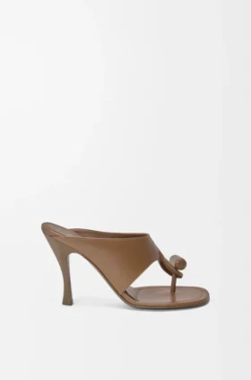 Toggle-sandal i glatt, skinnende kalveskinn