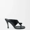 Toggle-sandal i glatt, skinnende kalveskinn Toggle-sandal i glatt, skinnende kalveskinn