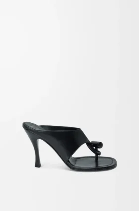 Toggle-sandal i glatt, skinnende kalveskinn