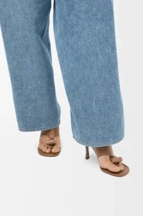 Toggle-sandal i glatt, skinnende kalveskinn
