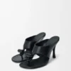 Toggle-sandal i glatt, skinnende kalveskinn Toggle-sandal i glatt, skinnende kalveskinn