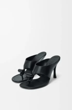 Toggle-sandal i glatt, skinnende kalveskinn