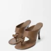 Toggle-sandal i glatt, skinnende kalveskinn Toggle-sandal i glatt, skinnende kalveskinn