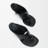 Toggle-sandal i glatt, skinnende kalveskinn Toggle-sandal i glatt, skinnende kalveskinn