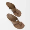 Toggle-sandal i glatt, skinnende kalveskinn Toggle-sandal i glatt, skinnende kalveskinn