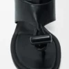 Toggle-sandal i glatt, skinnende kalveskinn Toggle-sandal i glatt, skinnende kalveskinn
