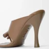 Toggle-sandal i glatt, skinnende kalveskinn Toggle-sandal i glatt, skinnende kalveskinn