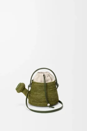 Vannkannveske i raffia og kalveskinn