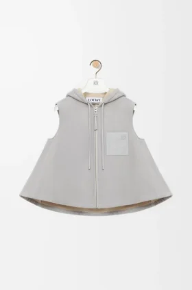 Vest med hette i shearling