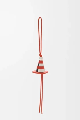 Work Cone-smykke i messing og kalveskinn
