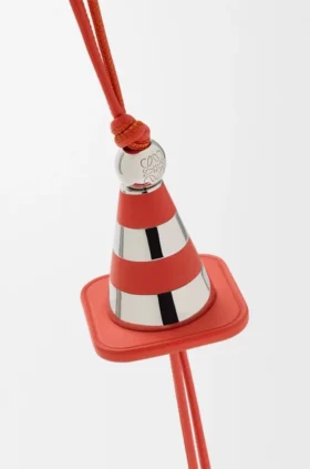 Work Cone-smykke i messing og kalveskinn